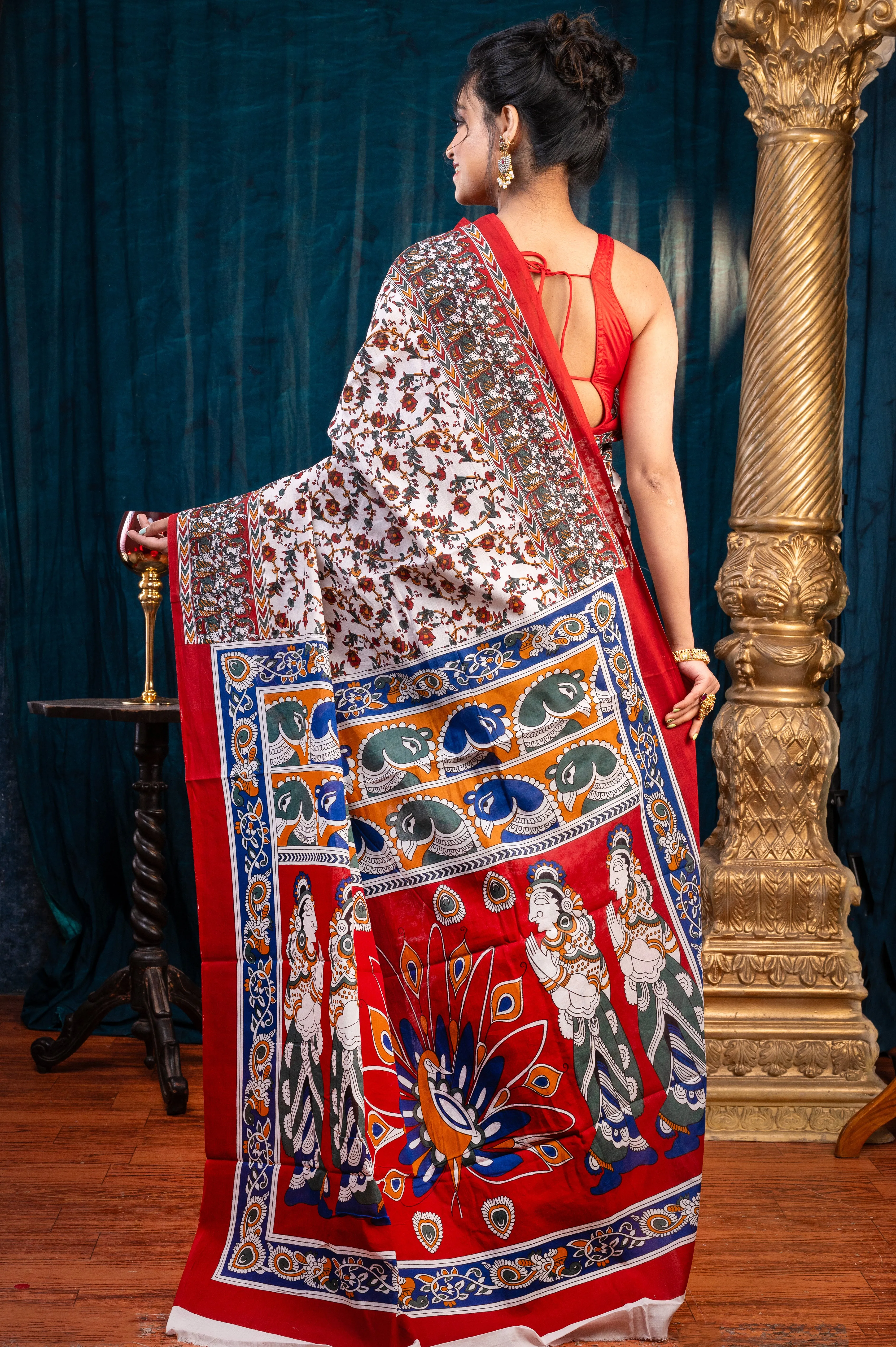 Women Off-White Pure Bagru Malmal Cotton Saree With Red Floral Jaal And Border